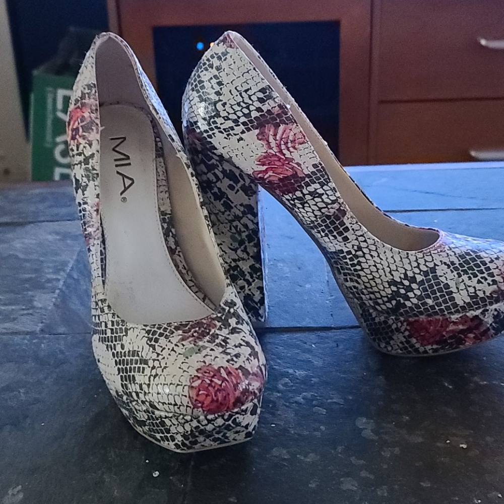 MIA Snakeskin Platform Pumps Sz 7